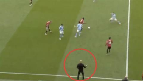 Khoảnh khắc Pep Guardiola phải trầm trồ vì Kobbie Mainoo